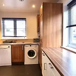 Spacious 4 Bedroom House, Old Town