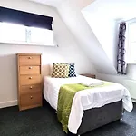 Spacious 4 Bedroom House, Old Town