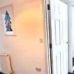Spacious 4 Bedroom House, Old Town