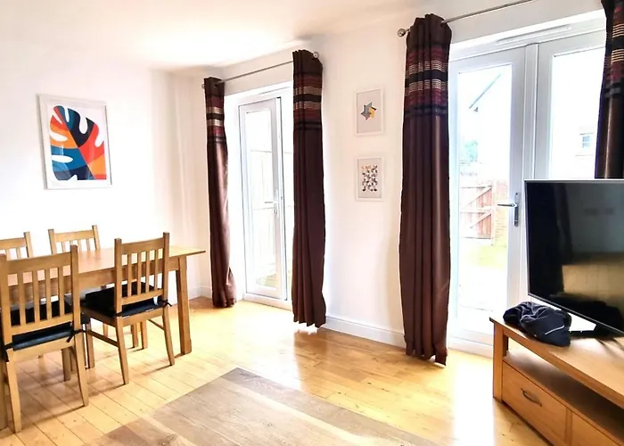 Spacious 4 Bedroom House, Old Town