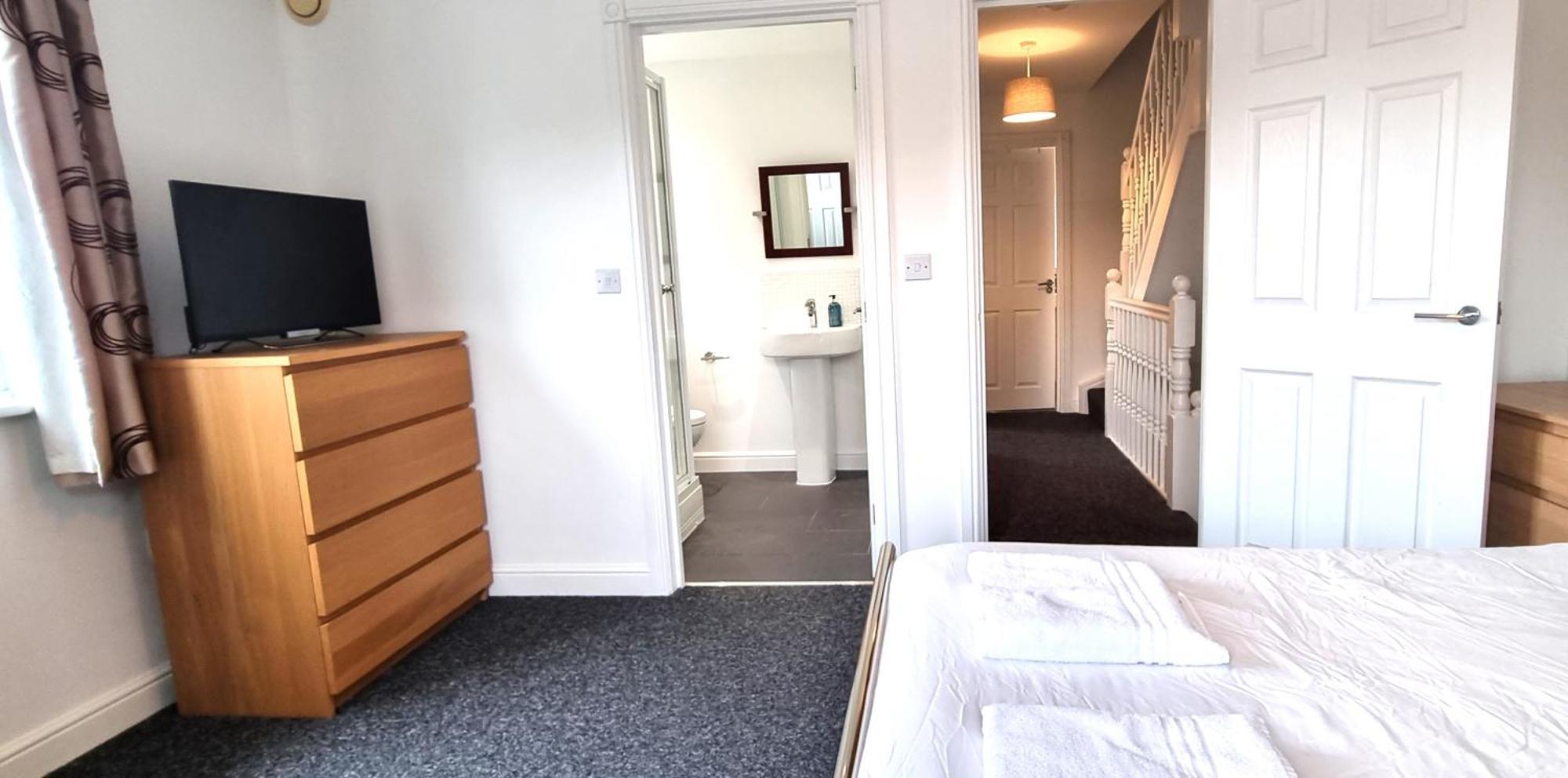 Spacious 4 Bedroom House, Old Town