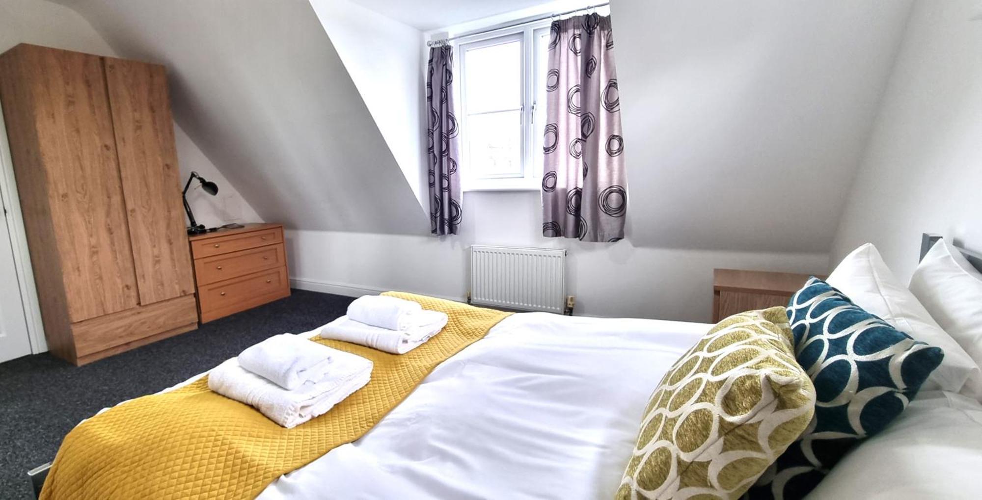 Spacious 4 Bedroom House, Old Town *