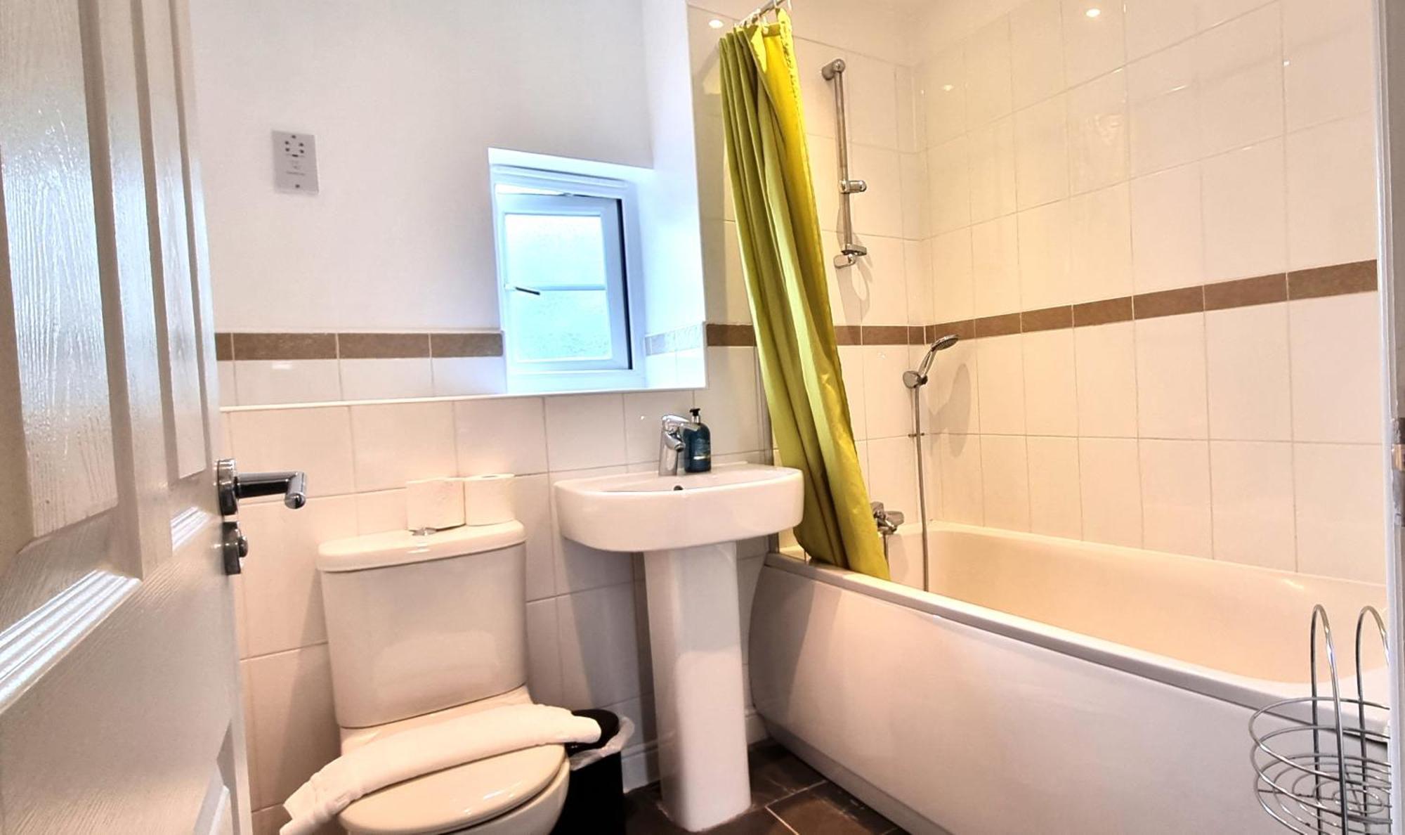 Spacious 4 Bedroom House, Old Town Swindon